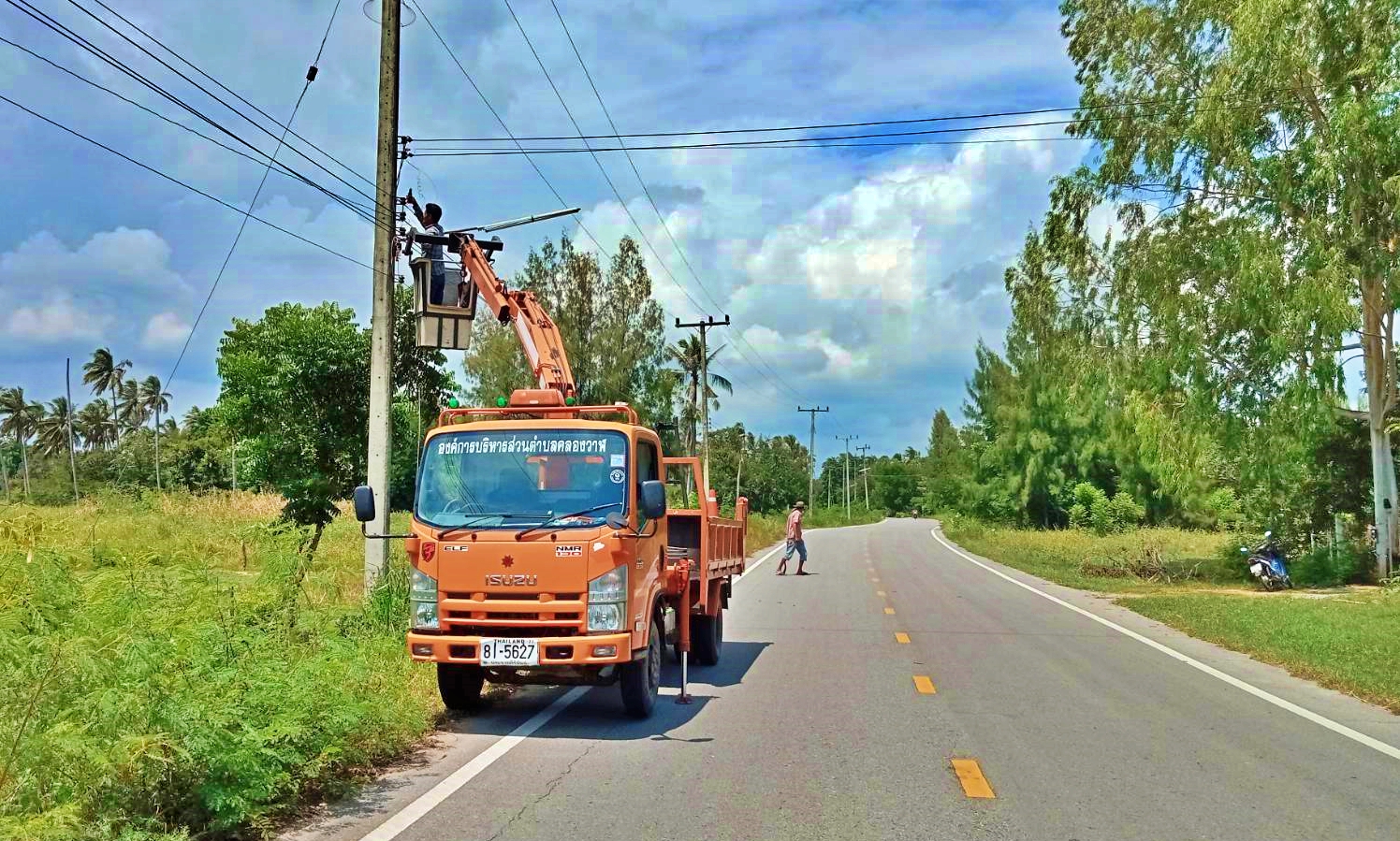 ซ่อมไฟฟ้าส่องสว่างสาธารณะที่ชำรุด ขัดข้อง ในเขตพื้นที่ หมู่ที่ 2 บ้านหนองหิน