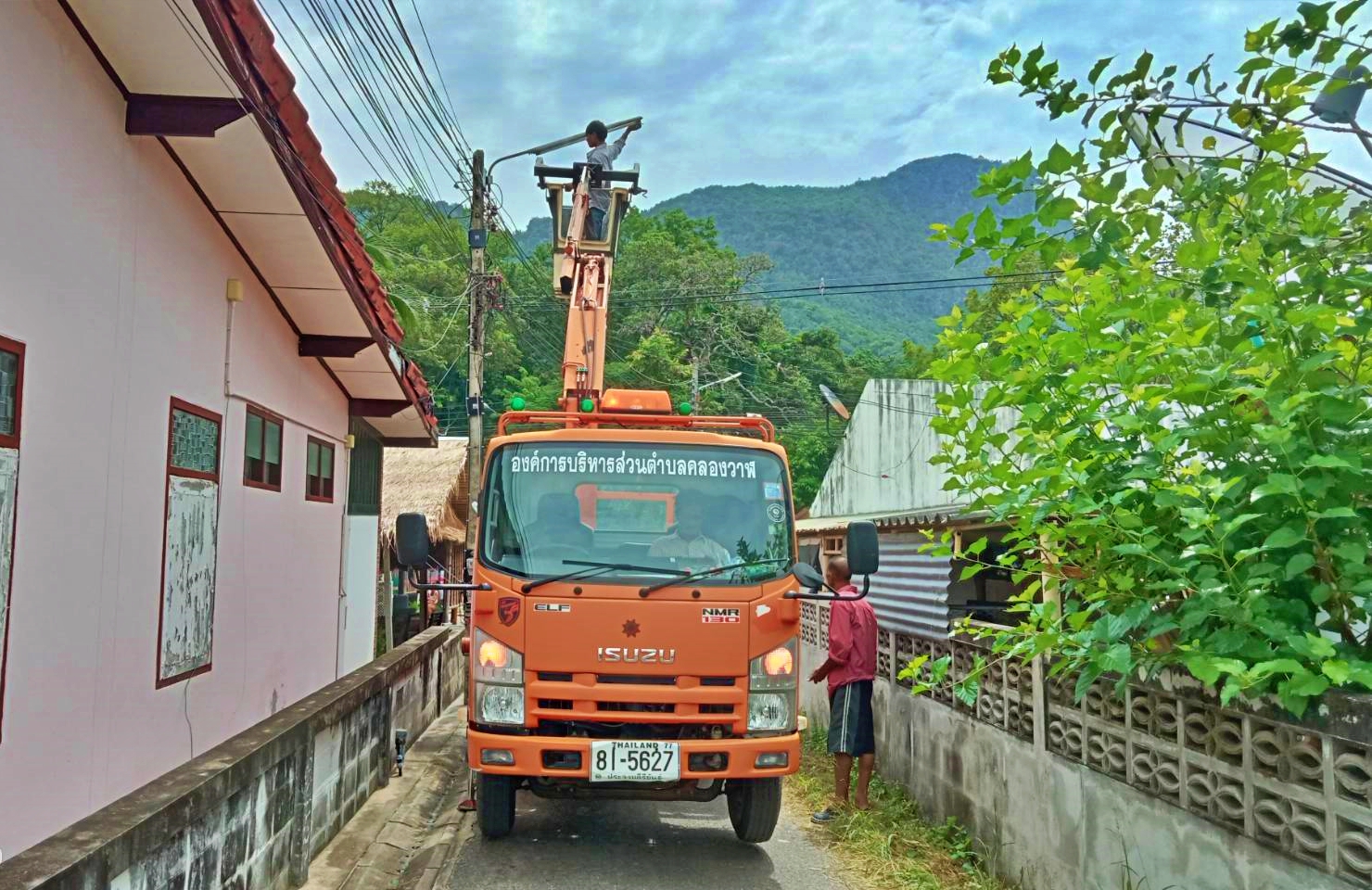 ซ่อมไฟฟ้าส่องสว่างสาธารณะที่ชำรุด ขัดข้อง ในเขตพื้นที่ หมู่ที่ 1 บ้านคลองวาฬ  ตำบลคลองวาฬ