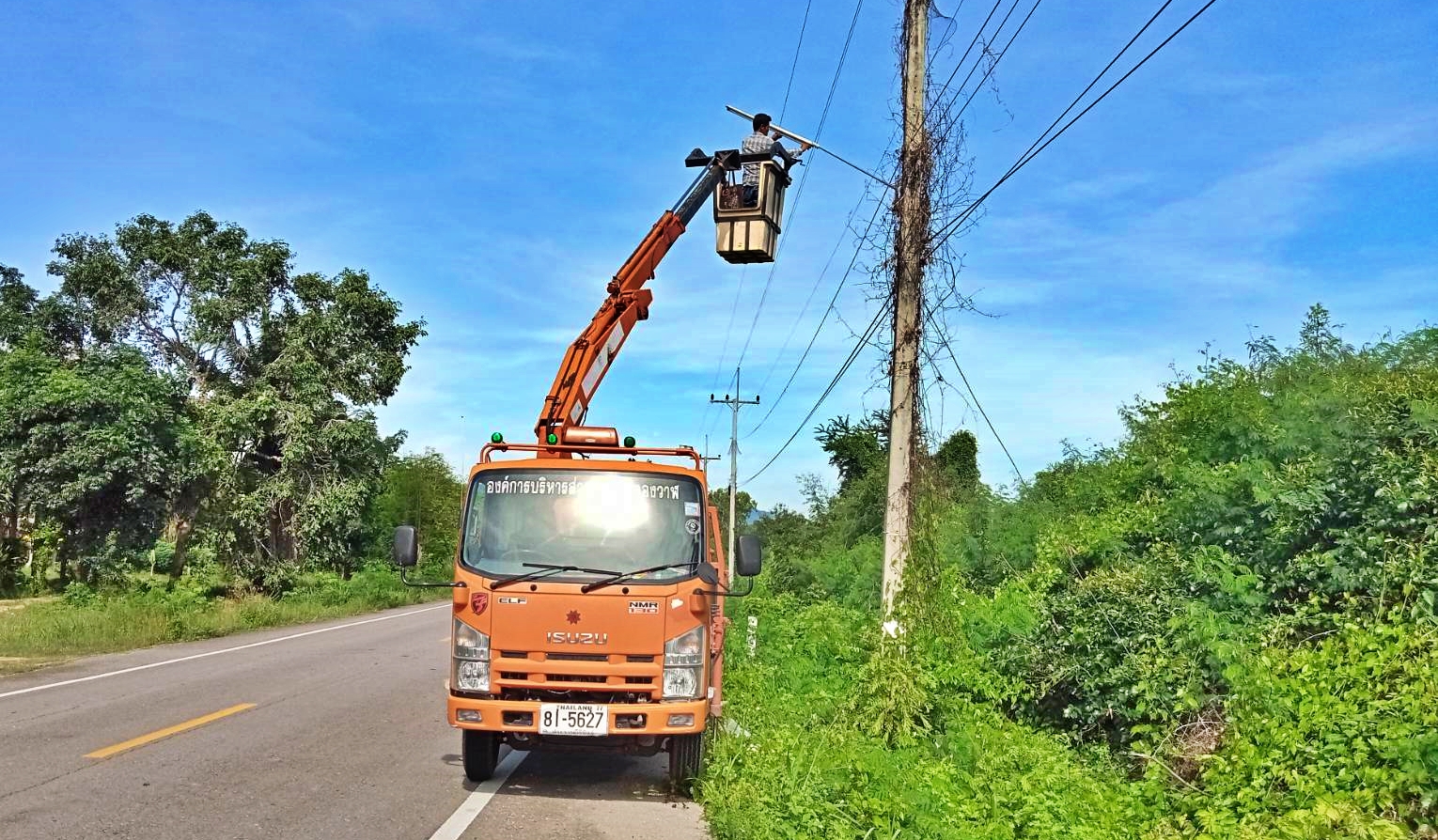 ซ่อมไฟฟ้าส่องสว่างสาธารณะที่ชำรุด ขัดข้อง ในเขตพื้นที่ หมู่ที่ 5 บ้านคลองวาฬ ตำบลคลองวาฬ