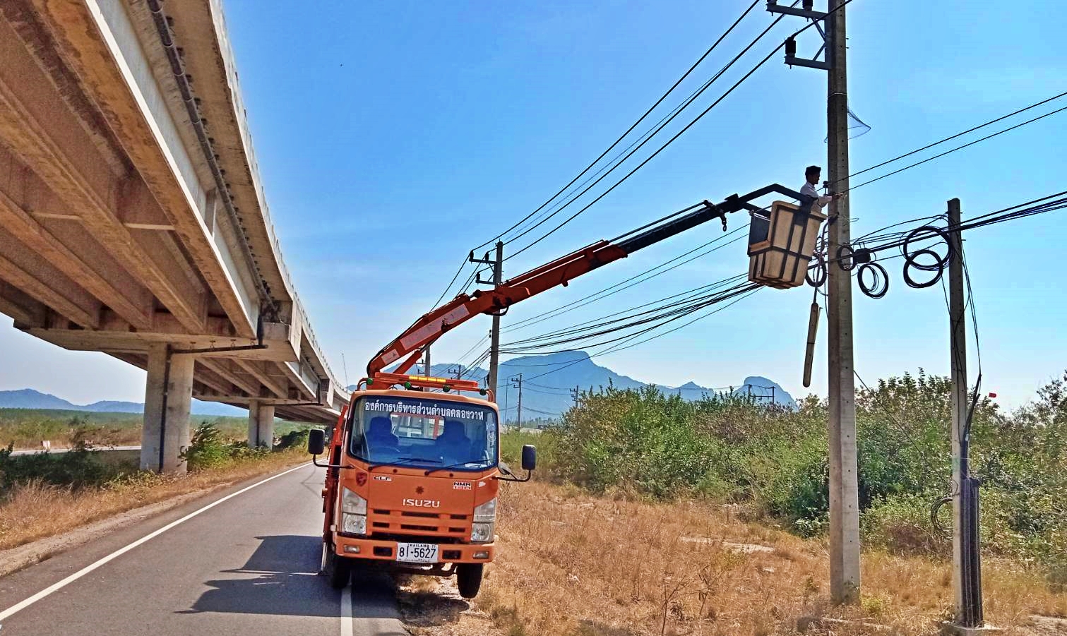 ซ่อมไฟฟ้าส่องสว่างสาธารณะที่ชำรุด ขัดข้อง ในเขตพื้นที่ หมู่ที่ 1 บ้านคลองวาฬ