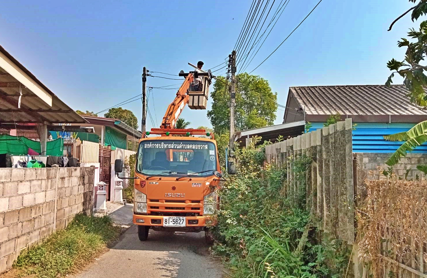 ซ่อมไฟฟ้าส่องสว่างสาธารณะที่ชำรุด ขัดข้อง ในเขตพื้นที่ หมู่ที่ 1 บ้านคลองวาฬ