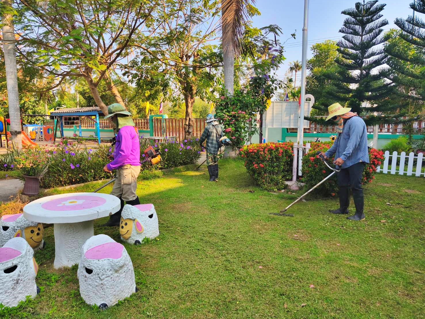ปรับปรุงภูมิทัศน์สายเพชรเกษม-รานชะมวง หมู่ที่ 2 บ้านหนองหิน และศพด.บ้านสวนขวัญ