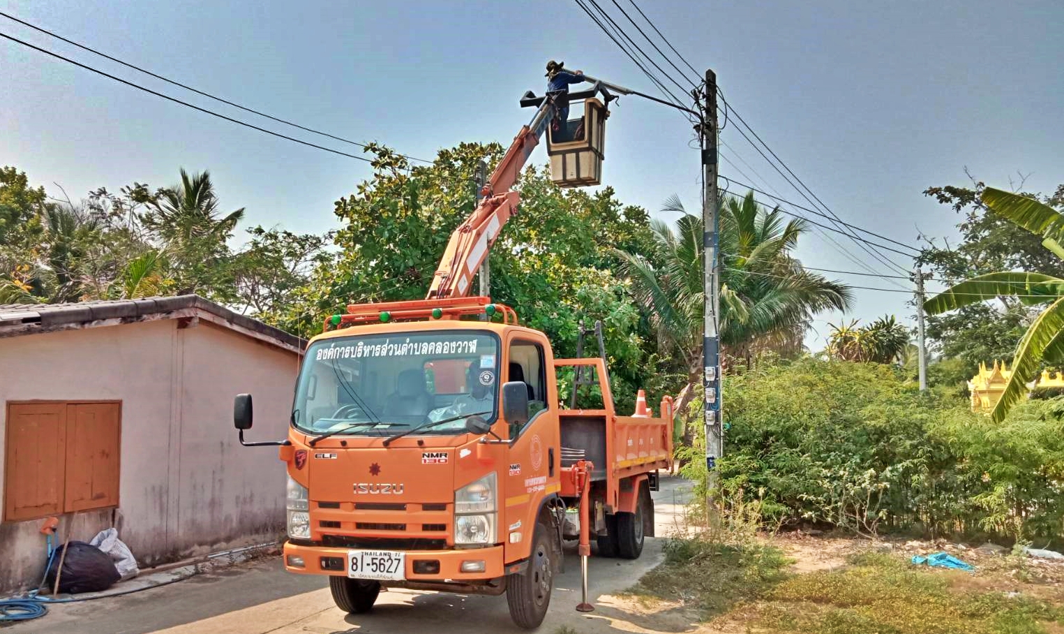 ซ่อมไฟฟ้าส่องสว่างสาธารณะที่ชำรุด ขัดข้อง ในเขตพื้นที่ หมู่ที่ 6 บ้านด่านสิงขร