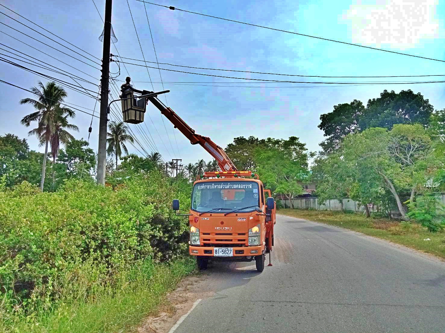 ซ่อมไฟฟ้าส่องสว่างสาธารณะที่ชำรุด ขัดข้อง ในเขตพื้นที่ หมู่ที่ 5 บ้านห้วยใหญ่