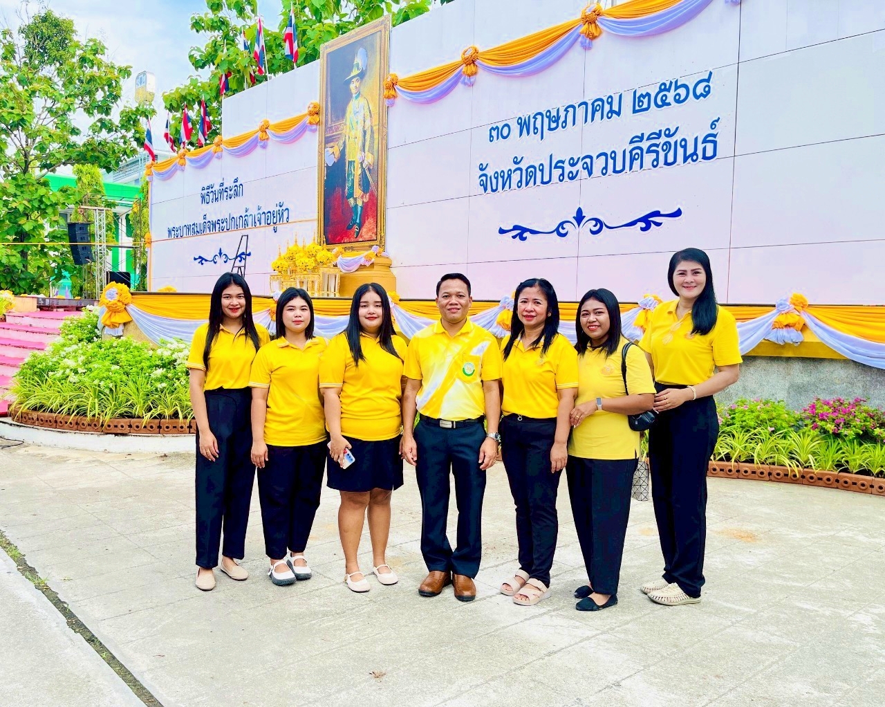 พิธีวางพวงมาลาและถวายราชสดุดีพิธีสวดพระพุทธมนต์ เนื่องในวันที่ระลึก "พระบาทสมเด็จพระปกเกล้าเจ้าอยู่หัว"