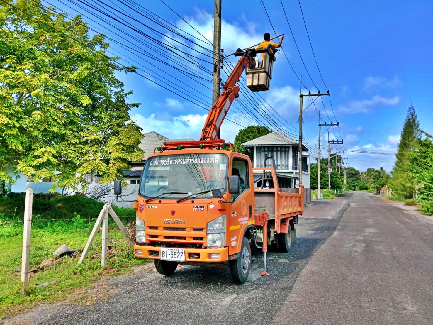 ซ่อมไฟฟ้าส่องสว่างสาธารณะที่ชำรุด ขัดข้อง ในเขตพื้นที่ หมู่ที่ 1 บ้านคลองวาฬ
