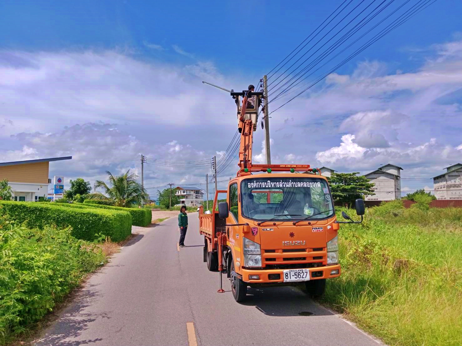 ซ่อมไฟฟ้าส่องสว่างสาธารณะที่ชำรุด ขัดข้อง ในเขตพื้นที่ หมู่ที่ 1 บ้านคลองวาฬ และหมู่ที่ 2 บ้านหนองหิน