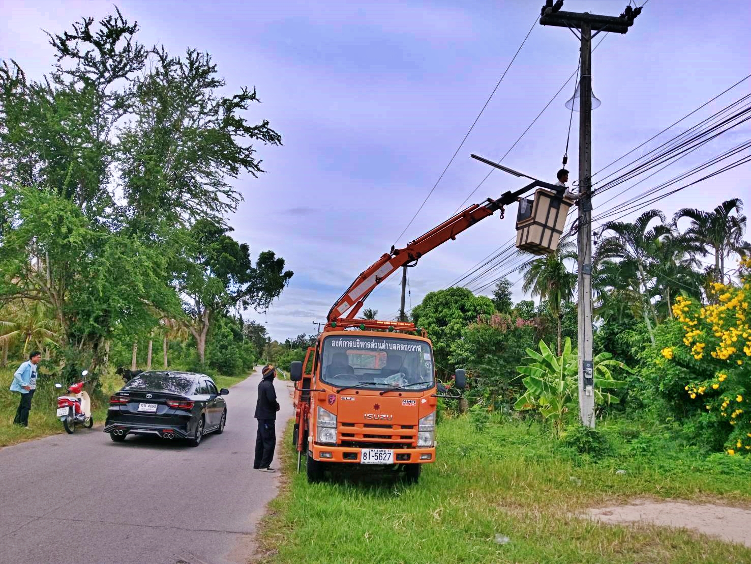 ซ่อมไฟฟ้าส่องสว่างสาธารณะที่ชำรุด ขัดข้อง ในเขตพื้นที่ หมู่ที่ 3 บ้านทางหวาย และหมู่ที่ 8 บ้านนาทอง ตำบลคลองวาฬ
