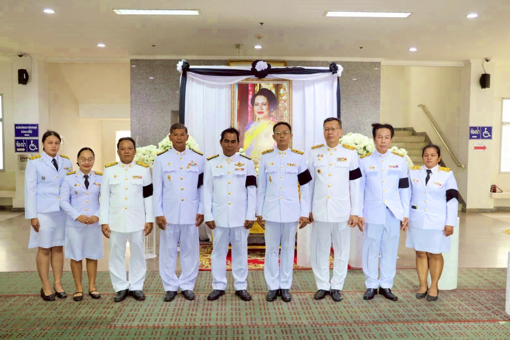 พิธีถวายน้ำสรง พระบรมศพ เบื้องหน้าพระฉายาลักษณ์ สมเด็จพระนางเจ้าสิริกิติ์ พระบรมราชินีนาถ พระบรมราชชนนีพันปีหลวง