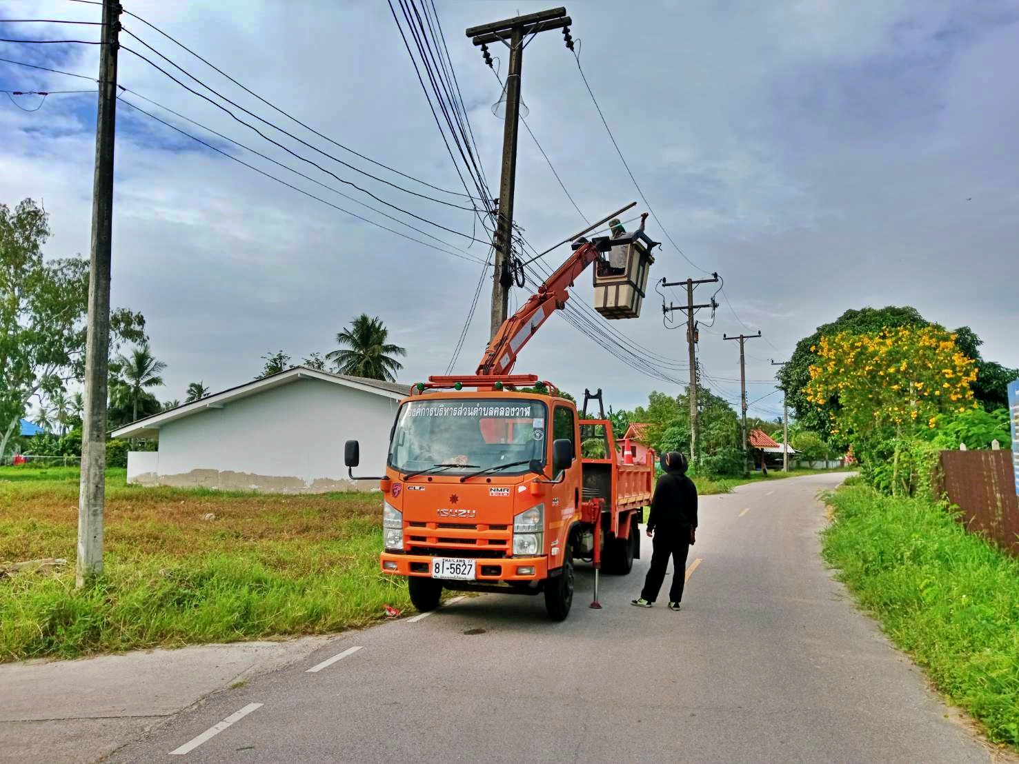 ซ่อมไฟฟ้าส่องสว่างสาธารณะที่ชำรุด ขัดข้อง ในเขตพื้นที่ หมู่ที่ 8 บ้านนาทอง