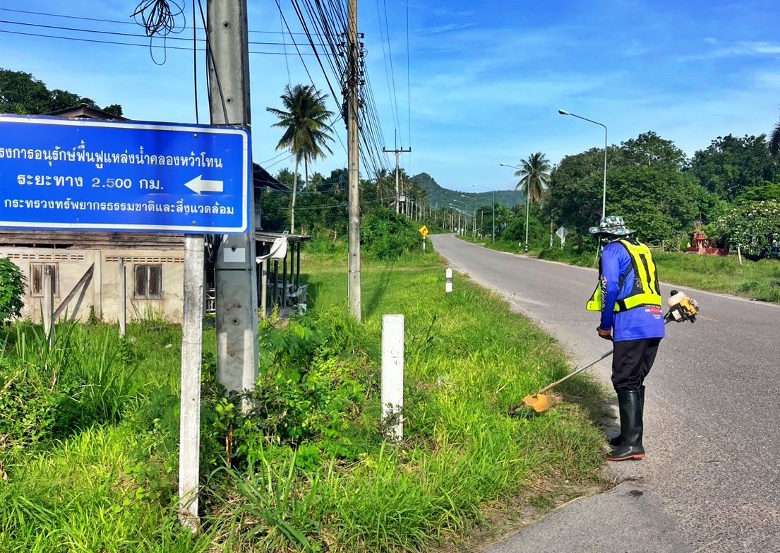 ปรับปรุงภูมิทัศน์ สายหลังวัดด่านสิงขร หมู่ที่ 5 บ้านห้วยใหญ่ และสายแก้วเจริญ หมู่ที่ 9 บ้านหนองน้ำขาว ตำบลคลองวาฬ