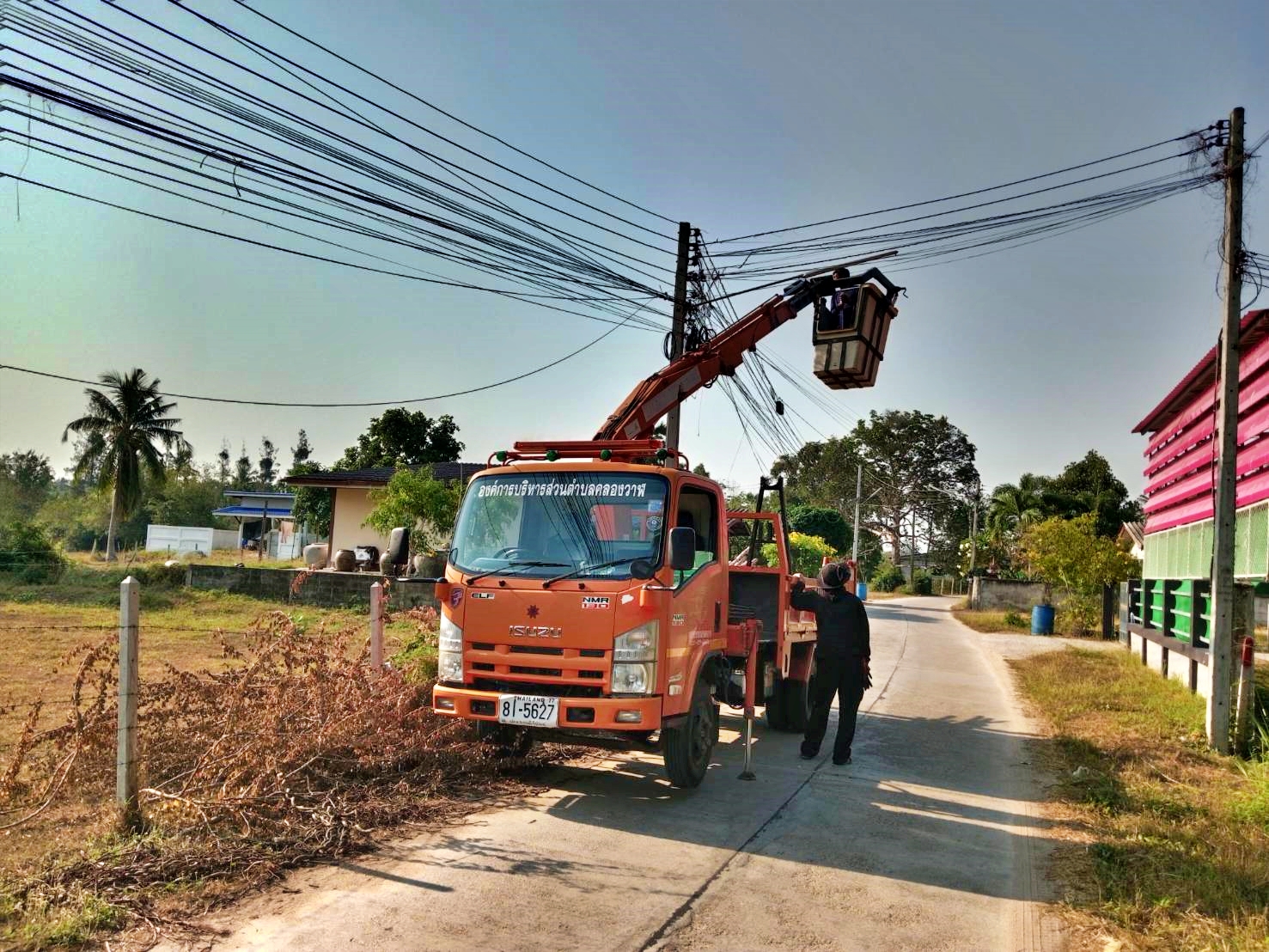 ซ่อมไฟฟ้าส่องสว่างสาธารณะที่ชำรุด ขัดข้อง ในเขตพื้นที่ หมู่ที่ 2 บ้านหนองหิน
