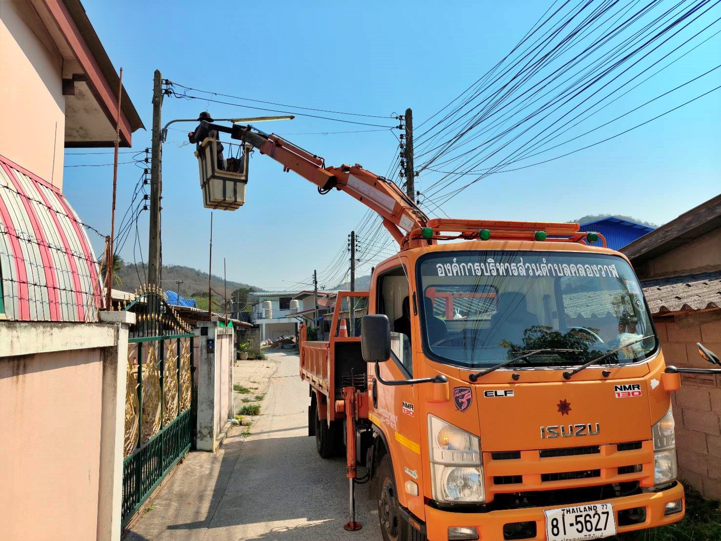 ซ่อมไฟฟ้าส่องสว่างสาธารณะที่ชำรุด ขัดข้อง ในเขตพื้นที่ หมู่ที่ 3 บ้านทางหวาย หมู่ที่ 5 บ้านห้วยใหญ่ และหมู่ที่ 6 บ้านด่านสิงขร