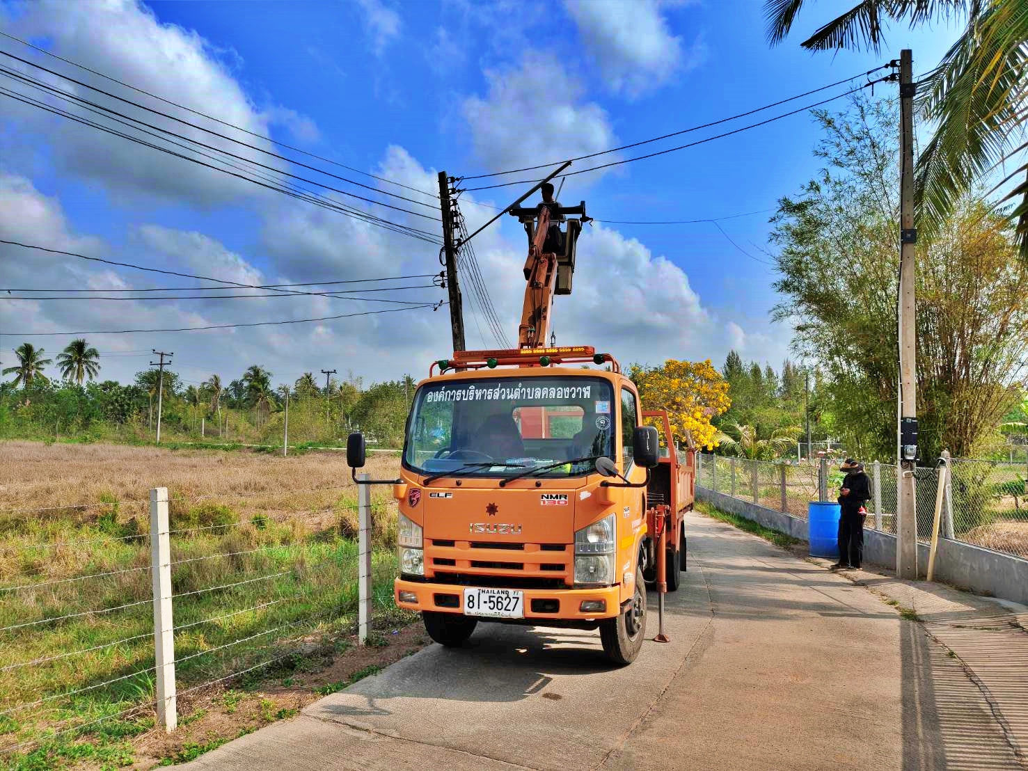 ซ่อมไฟฟ้าส่องสว่างสาธารณะที่ชำรุด ขัดข้อง ในเขตพื้นที่ หมู่ที่ 4 บ้านหว้าโทน ตำบลคลองวาฬ